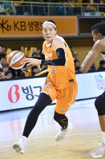두 자릿수 득점 4명…2연승 KB '정규리그 1위 보인다'