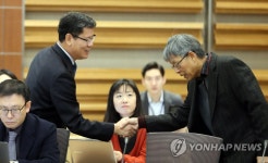 악수하는 김연철 통일연구원장과 안진수 전 연구원