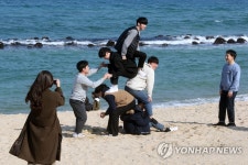 봄을 만끽하는 젊은이들