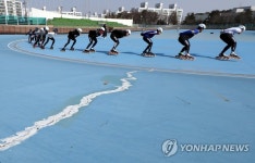 경기장 바닥 균열 피해 질주하는 선수들