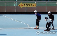 경기장 바닥 균열 피해 질주하는 선수들