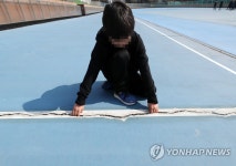 손이 들어갈 만큼 벌어진 경기장 균열