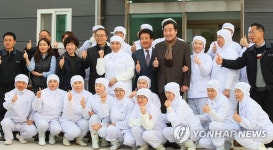 이 총리, 밤 가공시설 근로자들과 함께