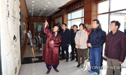 남명 조식 선생 기념관 찾은 이낙연 총리