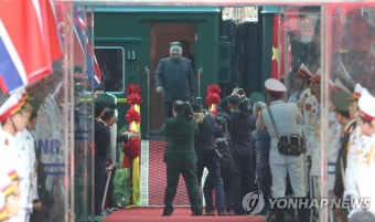 특별열차에서 내리는 김정은 위원장