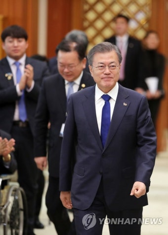 국민추천포상 수여식 입장하는 문 대통령