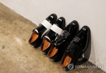 청각장애인 제작 아지오 구두, 문대통령 부부에 납품