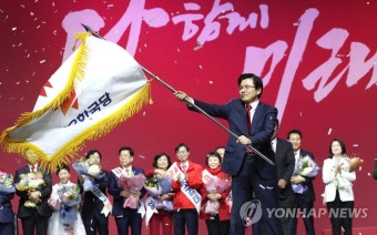 황교안 대표 '당기를 흔들며'