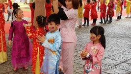 김정은 국무위원장 방문 관심 끄는 하노이 우정유치원