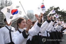 울려 퍼지는 만세삼창