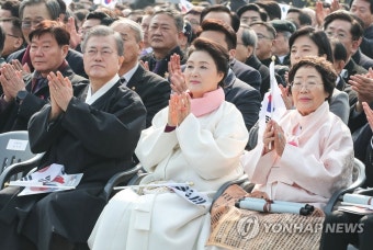 위안부 피해 이용수 할머니와 나란히 앉은 문 대통령 내외