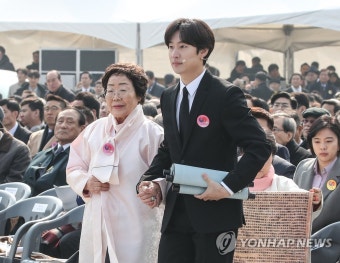 무대 향하는 이용수 할머니