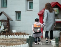 인천 개학 연기 유치원 3곳…통학차량 없어 부모가 직접 등원