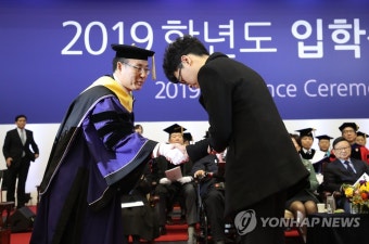 선서문 전달하는 신입생 대표