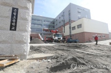공사 한창…개학 연기한 초등학교