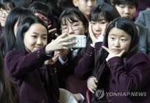 새로 만났으니 시작은 셀카