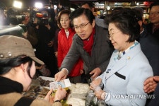 새벽 남대문시장서 음식 사는 황교안 대표