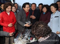 새벽 남대문시장서 김밥 사는 황교안 대표