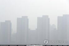 희뿌연 세상…윤곽만 드러난 건물들
