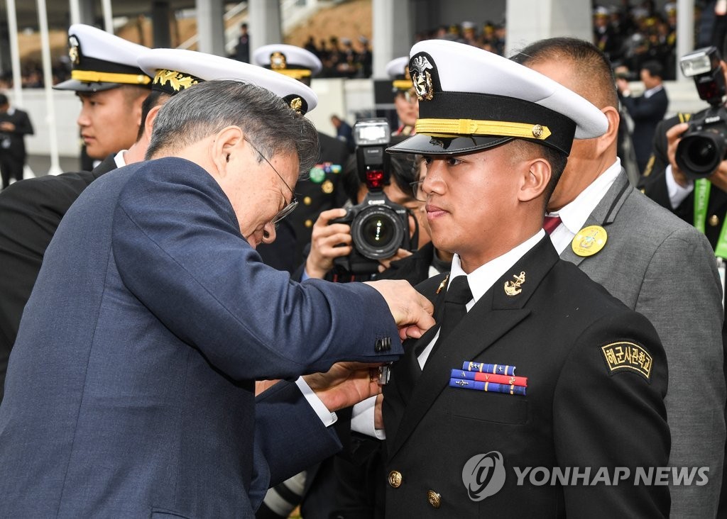 윤 대통령, 생도 견학 중 자부심 공유후 박수와 감동 현장직접 보니 든든하다, 상호 신뢰 느껴짐