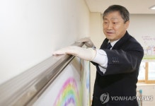 석면 가루 청결 확인하는 박백범 차관