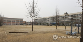 텅 빈 학교 운동장