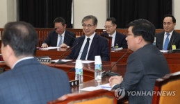 국회 정보위 간담회 참석한 서훈 국정원장