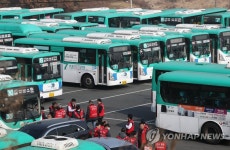 차고지에 서 있는 버스