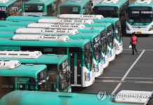 차고지에 서 있는 버스