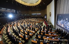 국기에 경례하는 국회의원들