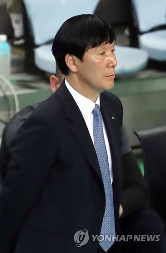 경기 지켜보는 신영철 감독