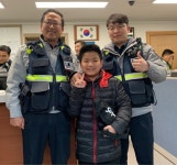 대만 부부가 시내버스에 두고 내린 13살 어린이 찾아준 경찰