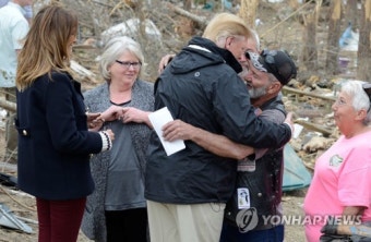 트럼프, 토네이도 피해지역 위로 방문…성경책에 사인도