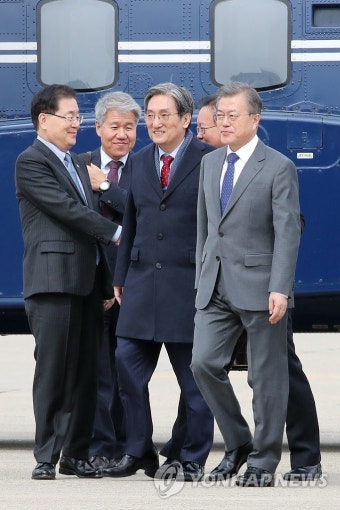 환송 인사들과 함께 이동하는 문 대통령