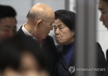 응급실 나서며 대화하는 전두환 전 대통령-이순자 여사