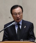 추도사하는 이해찬 대표