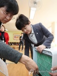 공기청정기 필터 점검하는 강은희 대구교육감