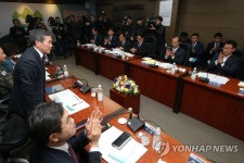 인사하는 정경두 장관