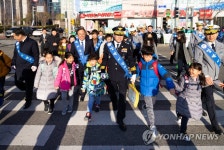 어린이 교통안전 캠페인 벌이는 부산경찰청장·교육감