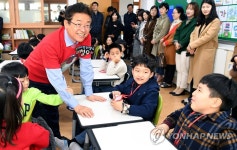 즐거운 학교생활은…일일 교사 된 이철우 경북도지사