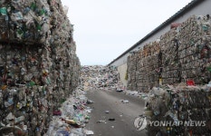 쌓여있는 제주 압축 쓰레기 뭉치