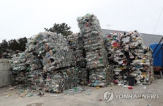 쌓여있는 제주 압축 쓰레기 뭉치