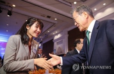 스롱피아비 당구 국가대표와 악수하는 문 대통령