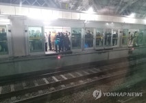 지하철 7호선 열차 도봉산역 터널서 탈선…승객 대피 중(종합)
