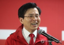 밝은 표정의 황교안
