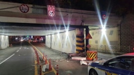 부산 부전굴다리 구조물에 대형버스 충돌…인명피해 없어
