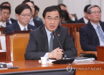 답변하는 조명균 통일부 장관