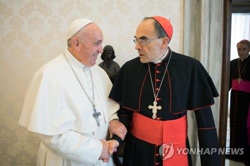 교황청, 성 학대 의혹 추기경 장례식 사제 임명 논란