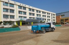 창원시, 학교 운동장 미세먼지 잡는다…먼지억제제 시범 살포