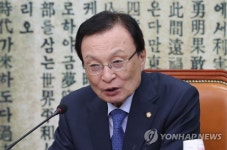 민생연석회의에서 발언하는 이해찬